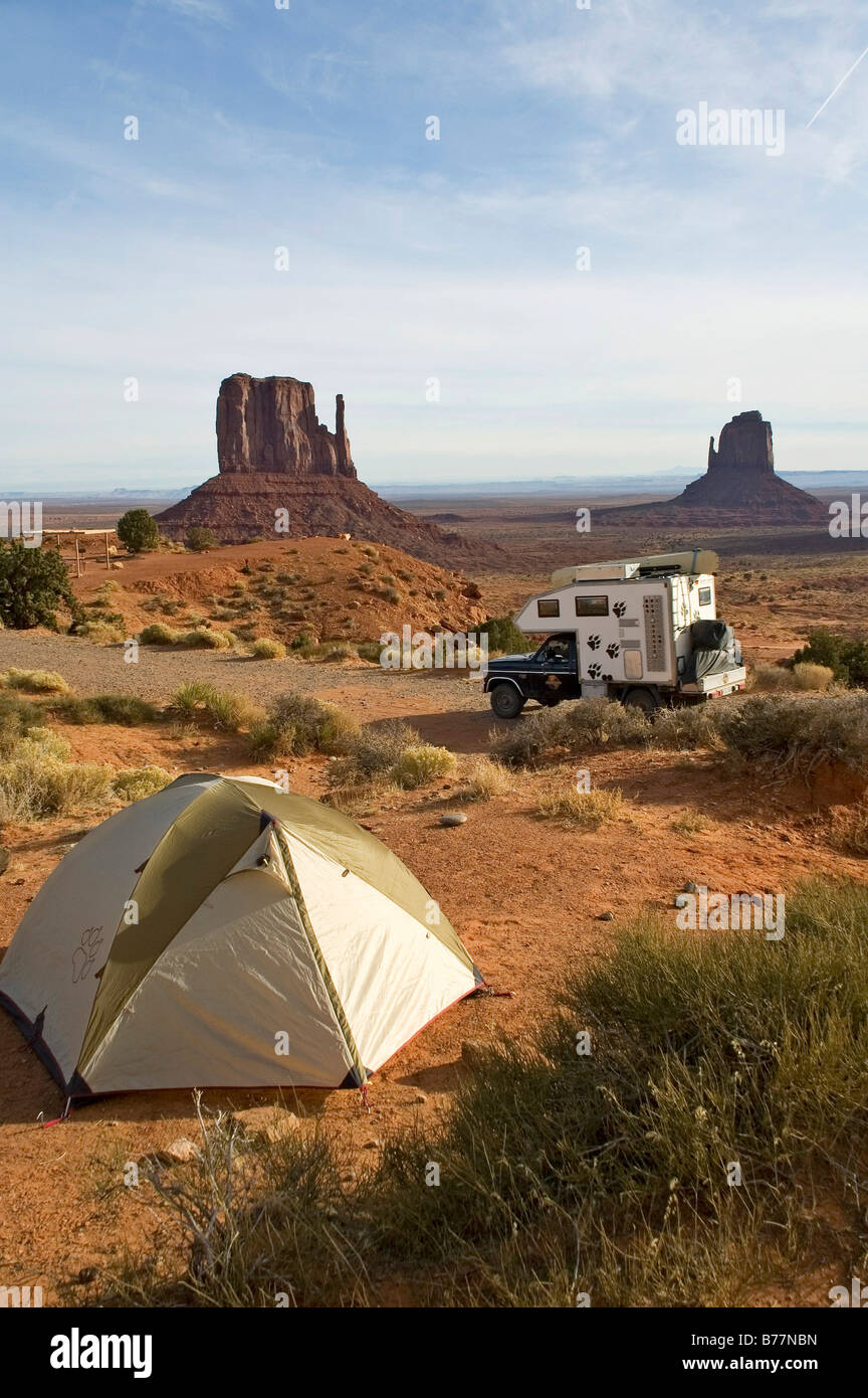 Tent and cross-country car with a caravan in Monument Valley, Utah, USA Stock Photo