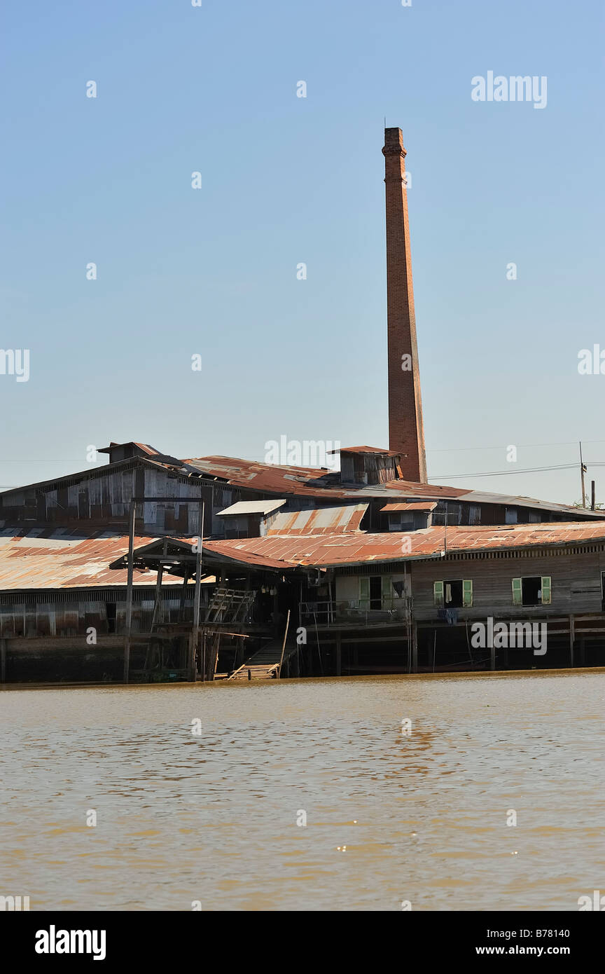 Rusty old warehouse/factory made from sheet steel in Thailand beside the Chao Phraya river between Ayutthaya and Bangkok Stock Photo