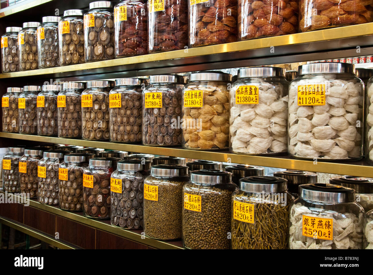 Chinese medicine shops hong kong hi-res stock photography and images ...