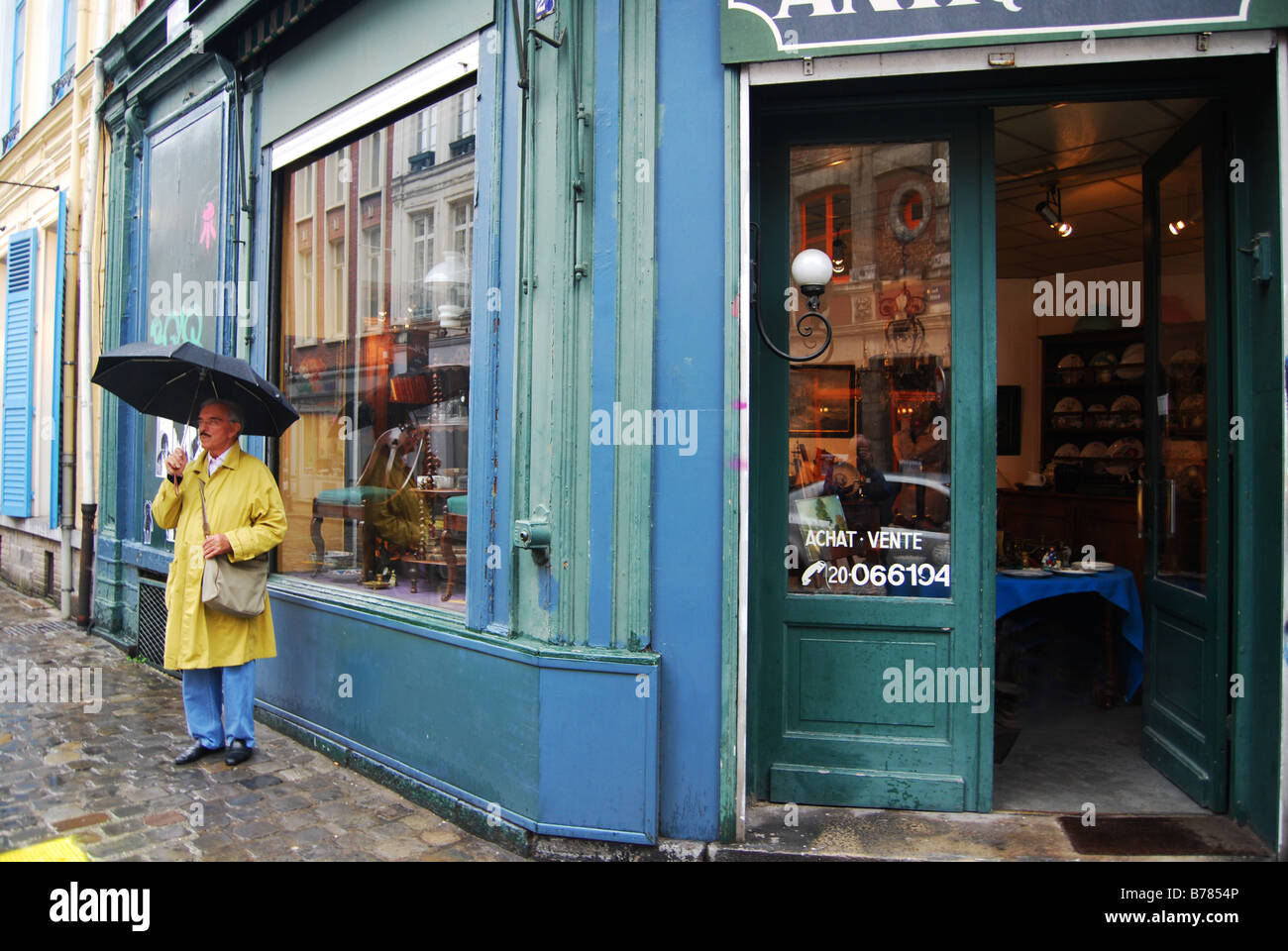 Antique shops in france hires stock photography and images Alamy