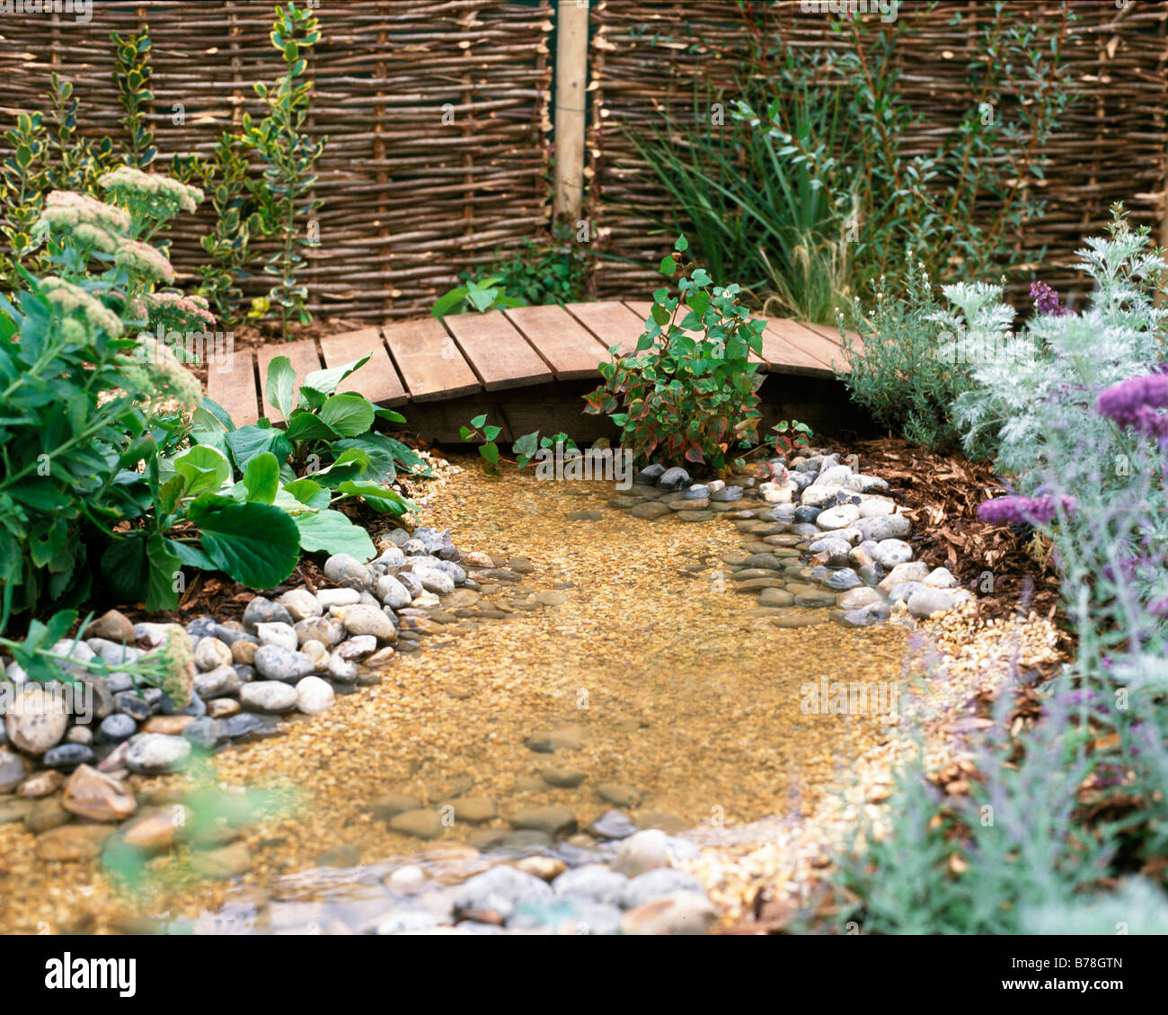 Small wooden bridge hi-res stock photography and images - Alamy