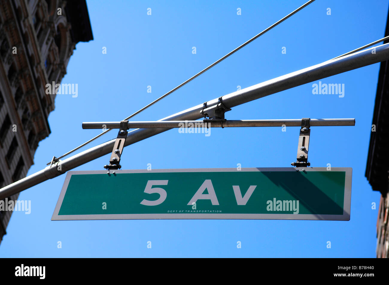 United States, New York city, Manhattan, 5th Avenue, Louis Vuitton building  by Japanese architect Jun Aoki, taxi Stock Photo - Alamy