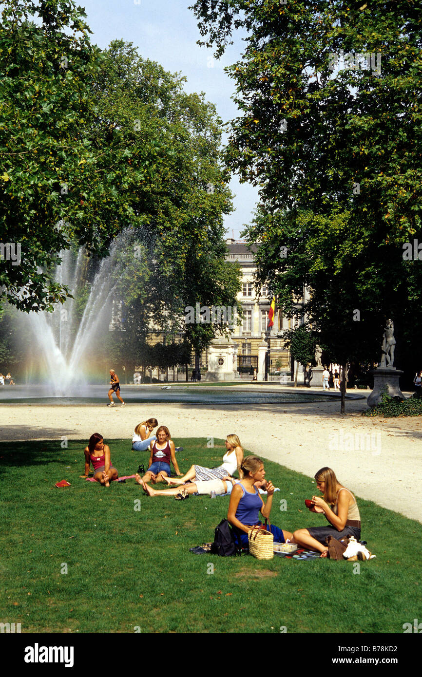 Summery lunch break in the Parc de Bruxelles, Brussels, Belgum, Benelux, Europe Stock Photo