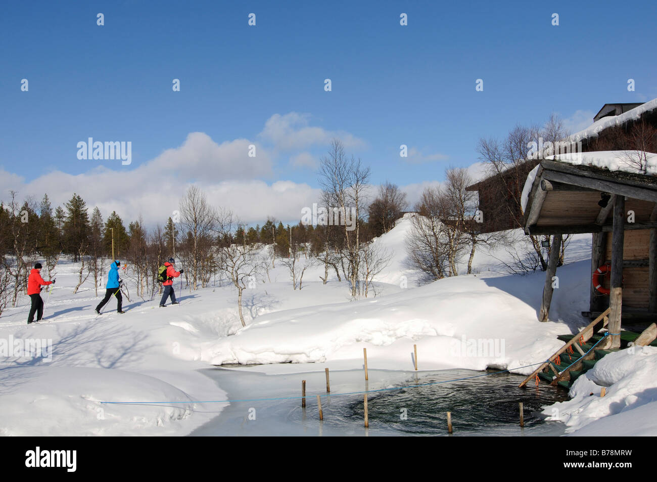 Nordic ski, cross-country skiers and steam sauna in Urho Kekkonen Nationalpark, Kiilopaeae, Ivalo, Lapland, Finland, Europe Stock Photo