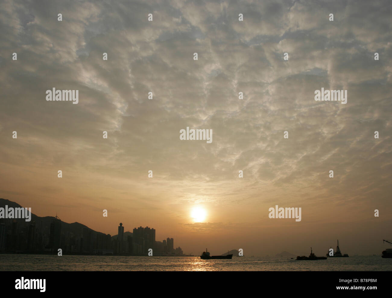 Sea and sky scenic view of Hong Kong harbour at sunset Stock Photo - Alamy