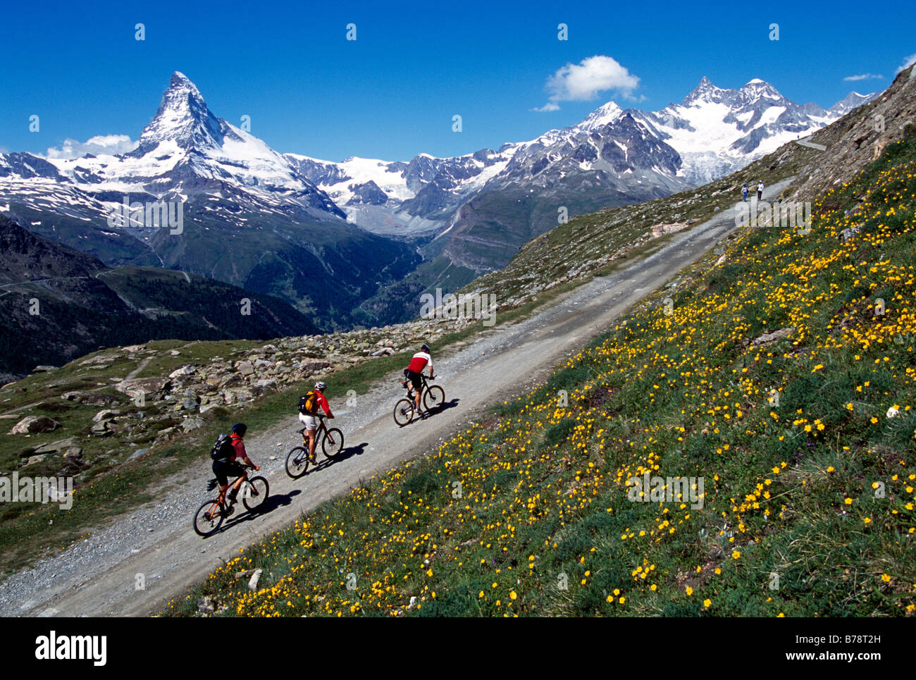 mountain-bikers-in-front-of-mt-matterhorn-zermatt-valais-switzerland