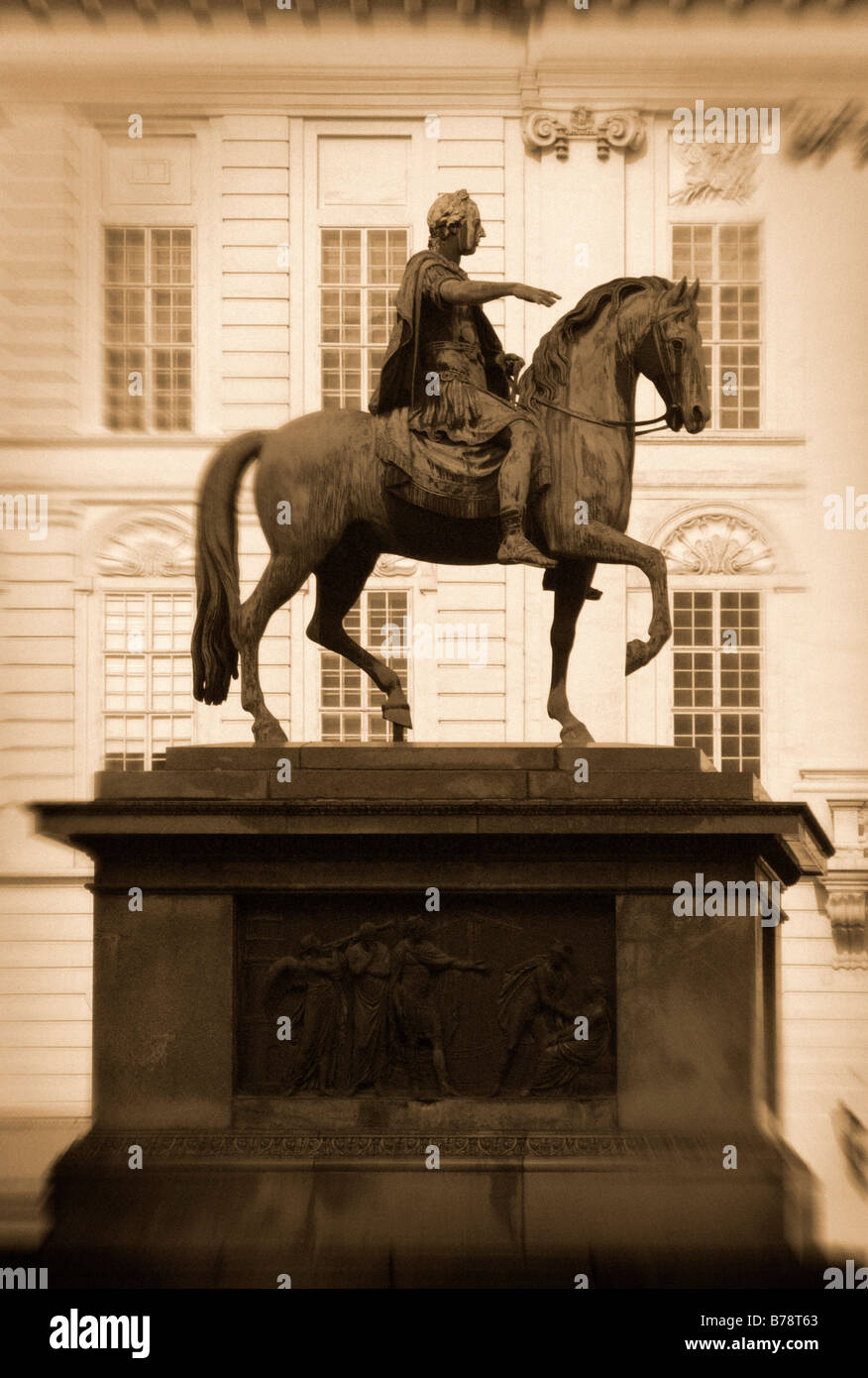 Horse and rider statue hi-res stock photography and images