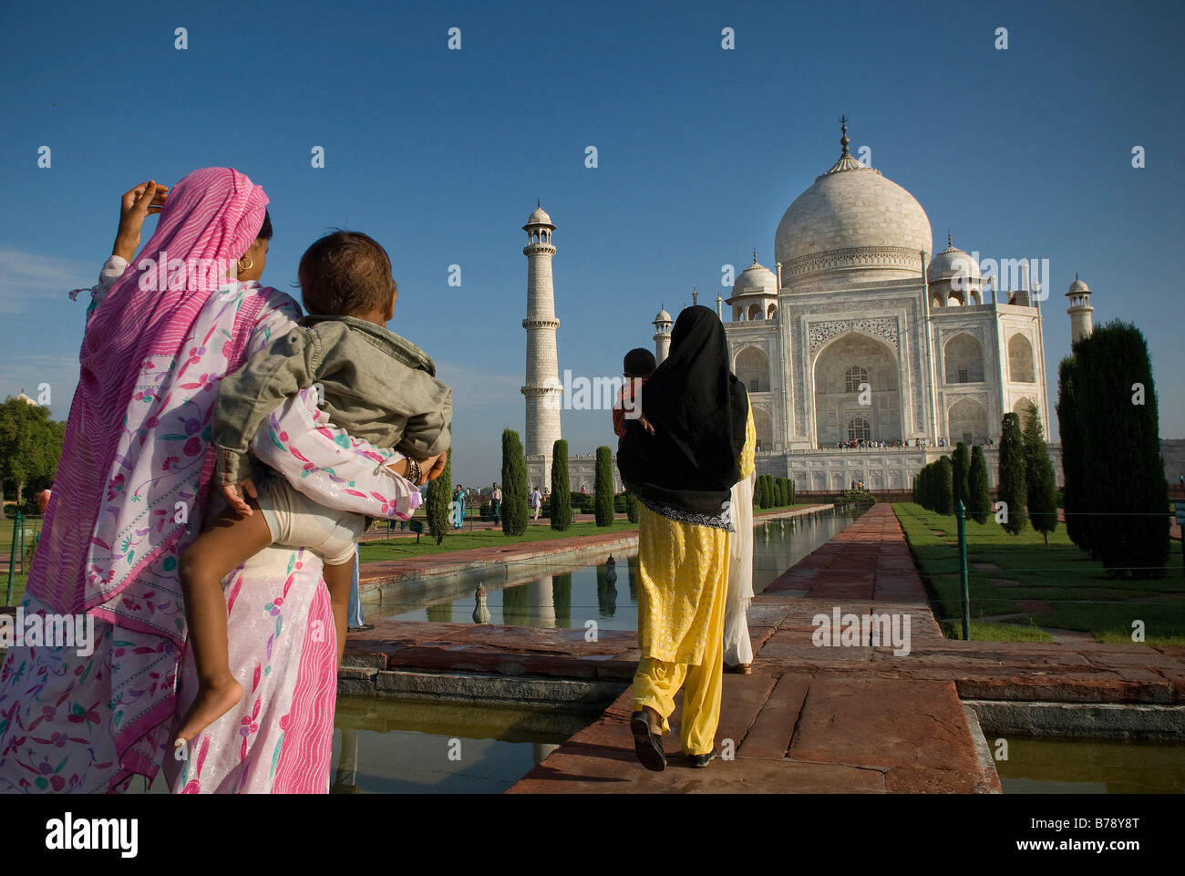 Women wearing saris walking towards the mausoleum of the Taj Mahal, Agra, Uttar Pradesh, North India, India, Asia Stock Photo