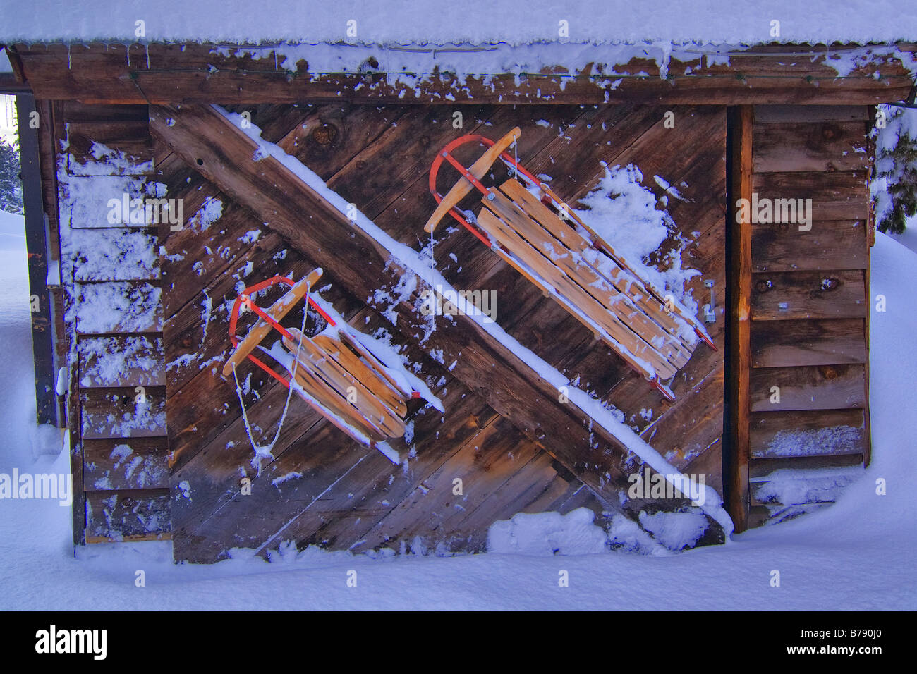 Two sleds attached to the side of a shed at the Cottonwood restaurant in Truckee in California Stock Photo