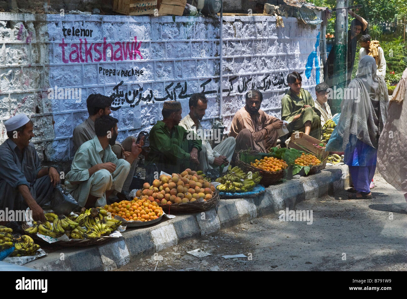 Men selling fruit along the side of the road in Islamabad in Pakistan Stock Photo