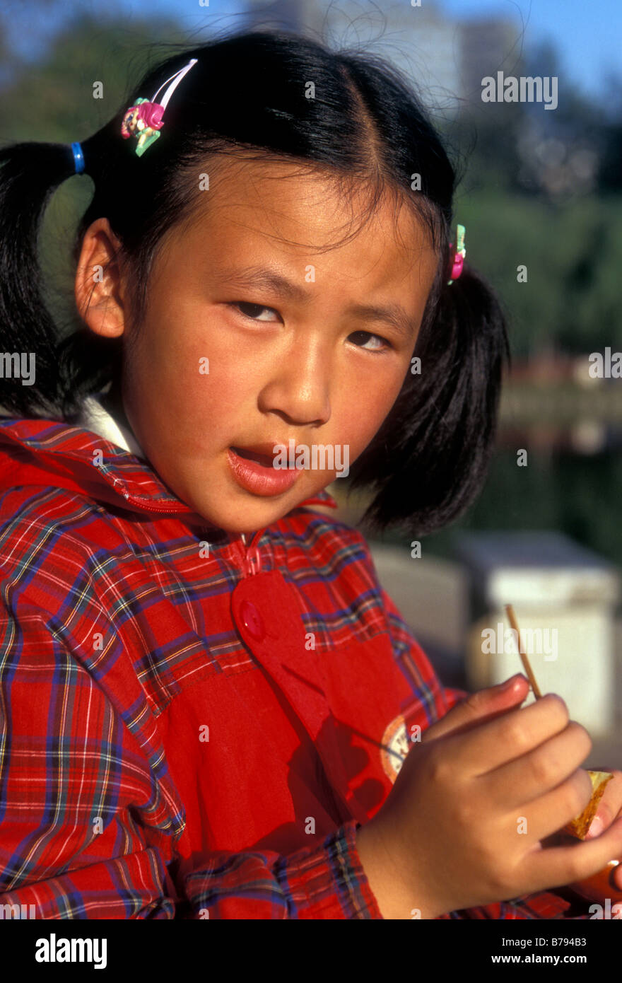 1 Chinese girl, one Chinese girl, Chinese girl, eye contact, front view, Green Lake Park, Cuihu Gongyuan Park, Kunming, Yunnan Province, China Stock Photo