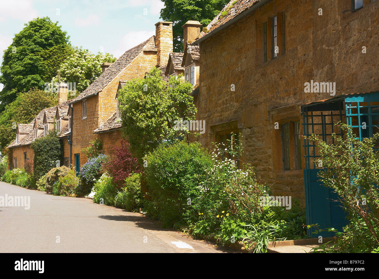Typical cotswold cottages hires stock photography and images Alamy