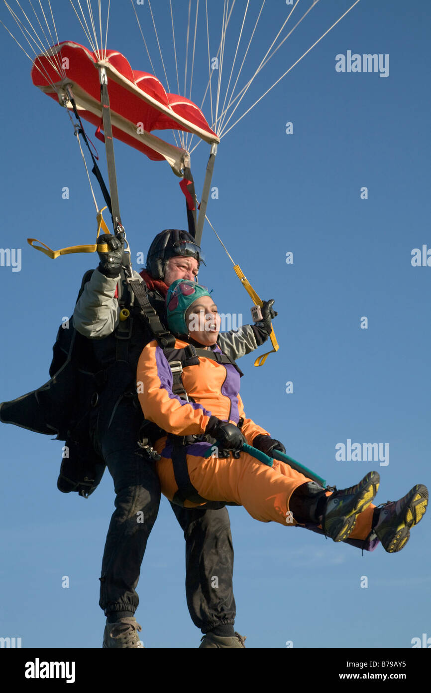 TANDEM PARACHUTING IN ENGLAND. A TANDEM JUMPER AND PASSENGER PREPARE FOR A LANDING Stock Photo