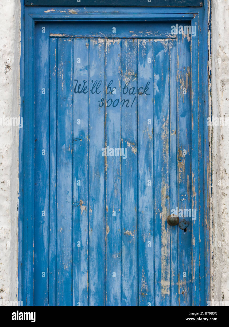 The door of Laggan Cottage with the message 'We'll be back soon', Isle of Arran, North Ayrshire, Scotland, UK. Stock Photo