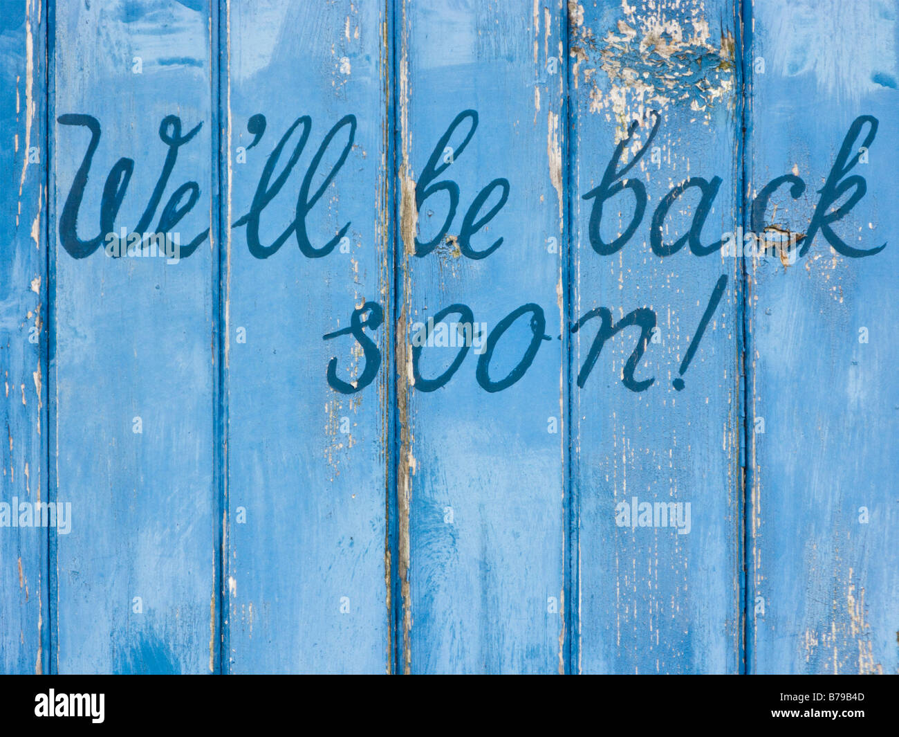 The door of Laggan Cottage with the message 'We'll be back soon', Isle of Arran, North Ayrshire, Scotland, UK. Stock Photo
