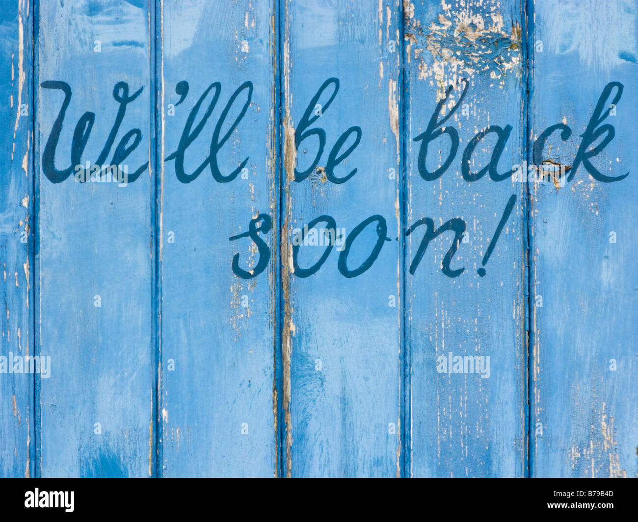 The Door Of Laggan Cottage With The Message We Ll Be Back Soon Stock Photo Alamy