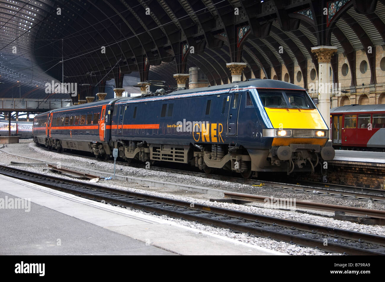 GNER 91119 pauses at York with a Glasgow bound service 5 02 05 Stock Photo