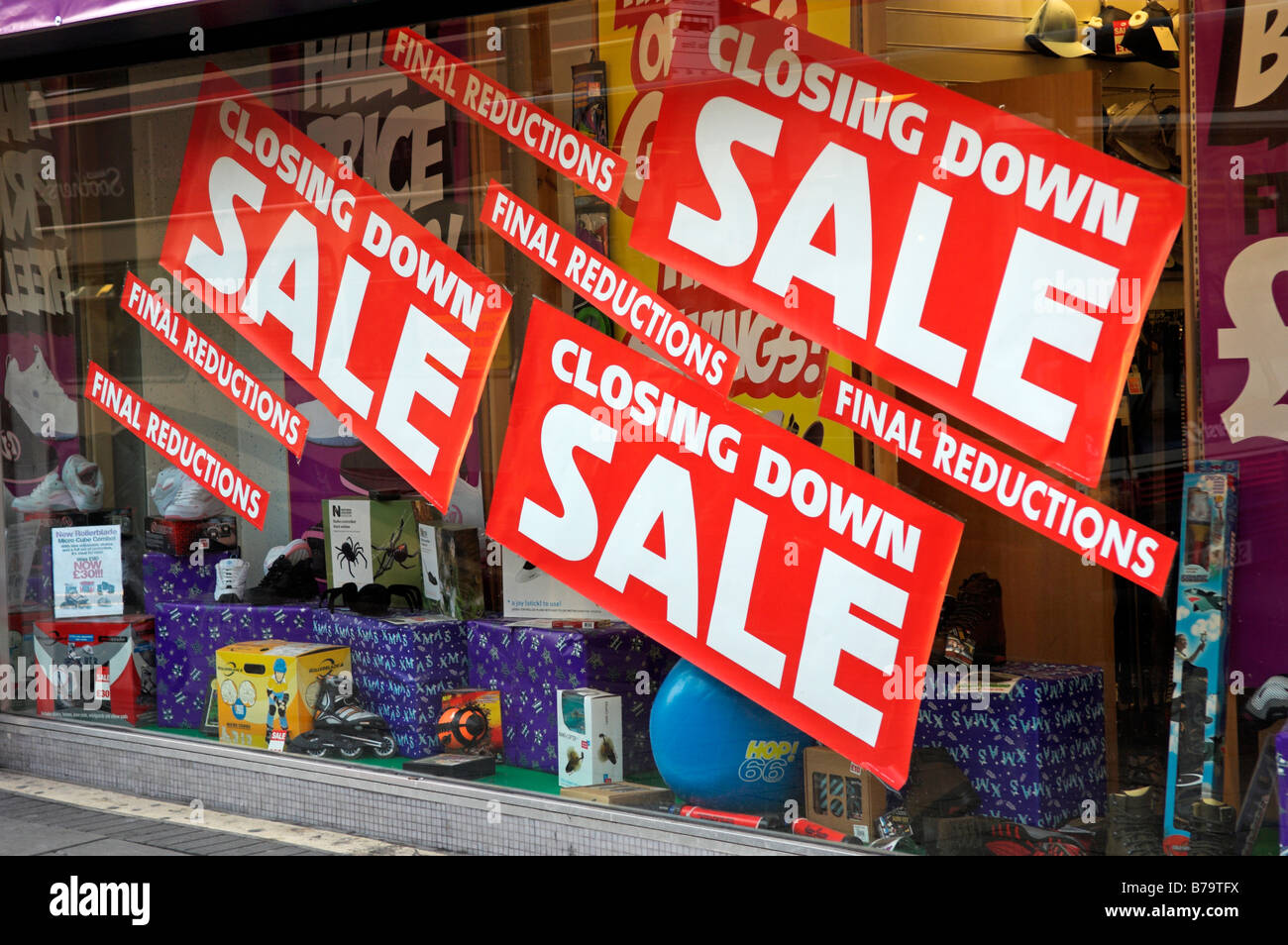 Store closing down poster hires stock photography and images Alamy