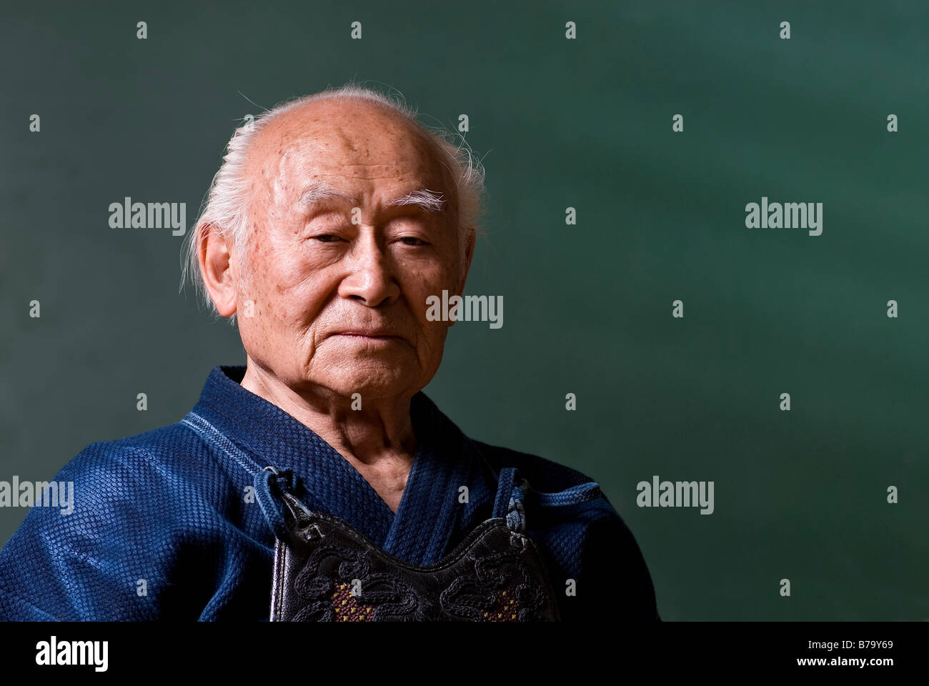 Photographed on the eve of his 86th birthday, kendo sensei Maki Miyahara, hanshi hachidan. Stock Photo
