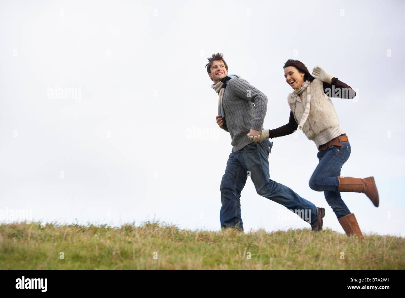 парень и девушка бегут. человек бежит навстречу. парень и девушка бегут. два человека бегут держась за руки. (сша, великобритания).