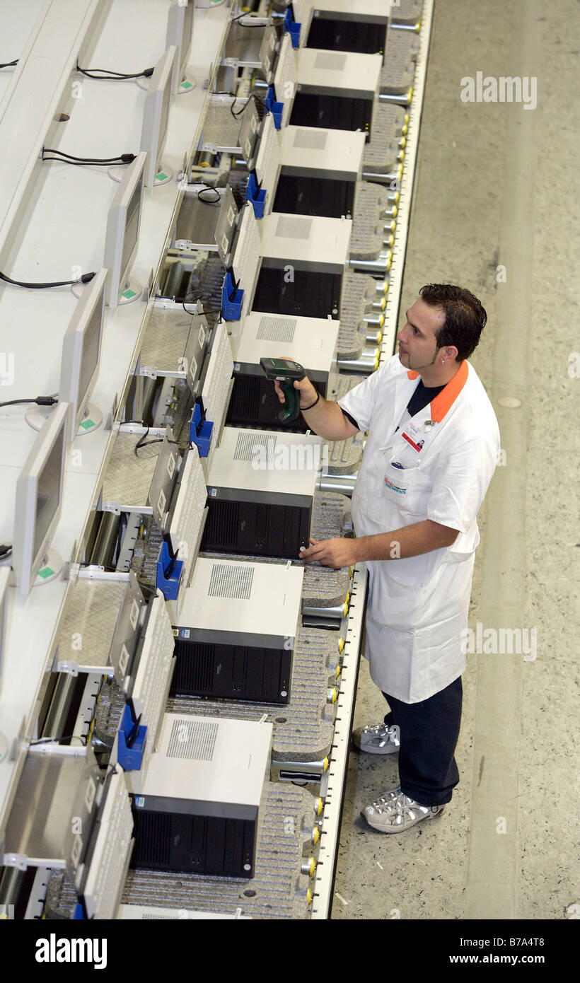 Employee of the computer production at the function test, final inspection of a PC at the Fujitsu Siemens GmbH in Augsburg, Bav Stock Photo