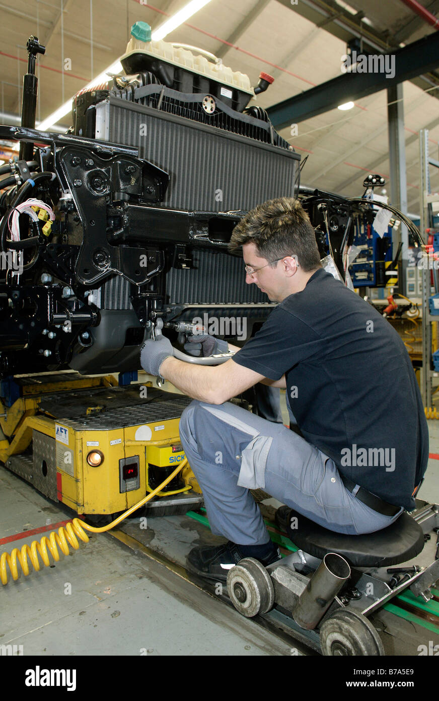 Laborer working on the motor and gearbox of a truck, manufacture, Production MAN Commercial Vehicle Corporation, Munich, Bavari Stock Photo