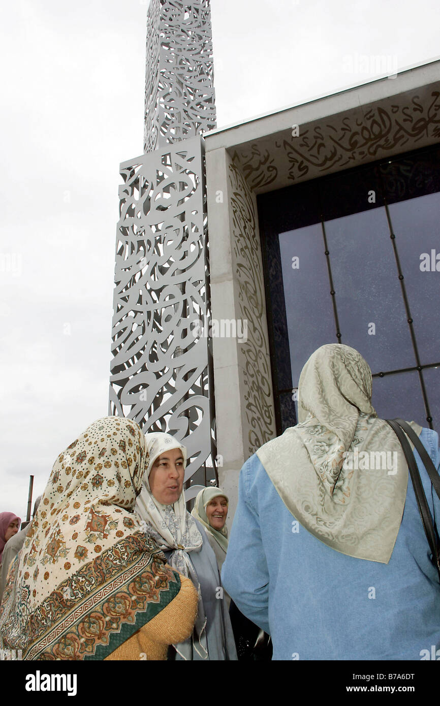 Muslim women in front of the Mosque of the Islamic Community Penzberg in Penzberg, Bavaria, Germany, Europe Stock Photo