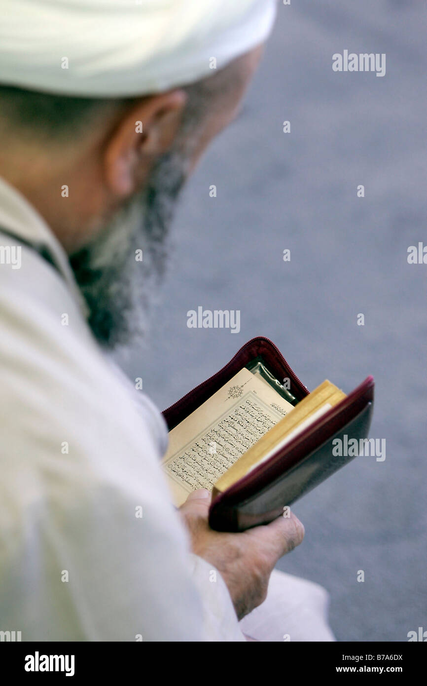 Muslime Muslim reading german hi-res stock photography and images - Alamy