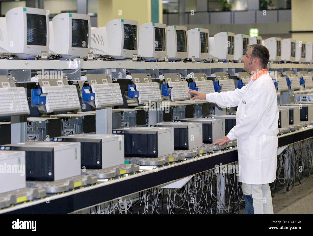 Employee of the computer production at the function test, final inspection of a PC at the Fujitsu Siemens GmbH in Augsburg, Bav Stock Photo