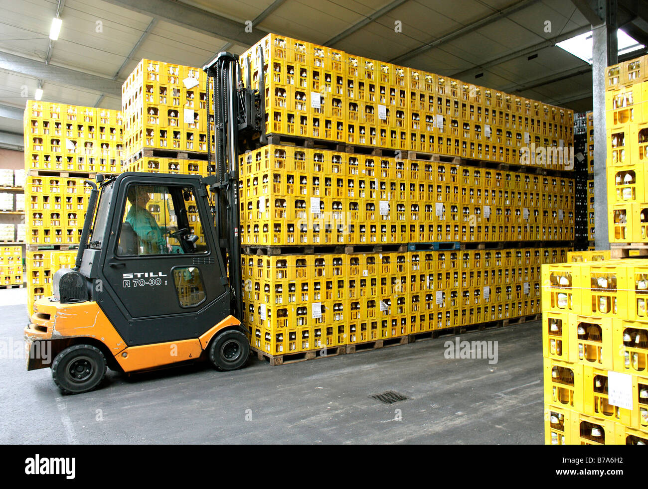 https://c8.alamy.com/comp/B7A6H2/fork-lift-truck-loading-boxes-of-fruit-juice-to-the-beverage-storage-B7A6H2.jpg