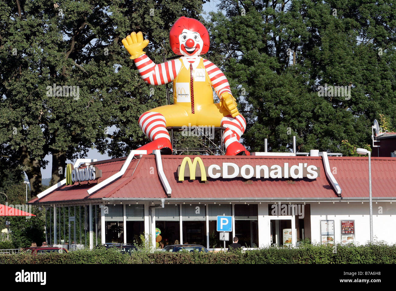 Mcdonald S Chain Store With A Rubber Ronald Mcdonald On The Roof Stock Photo Alamy