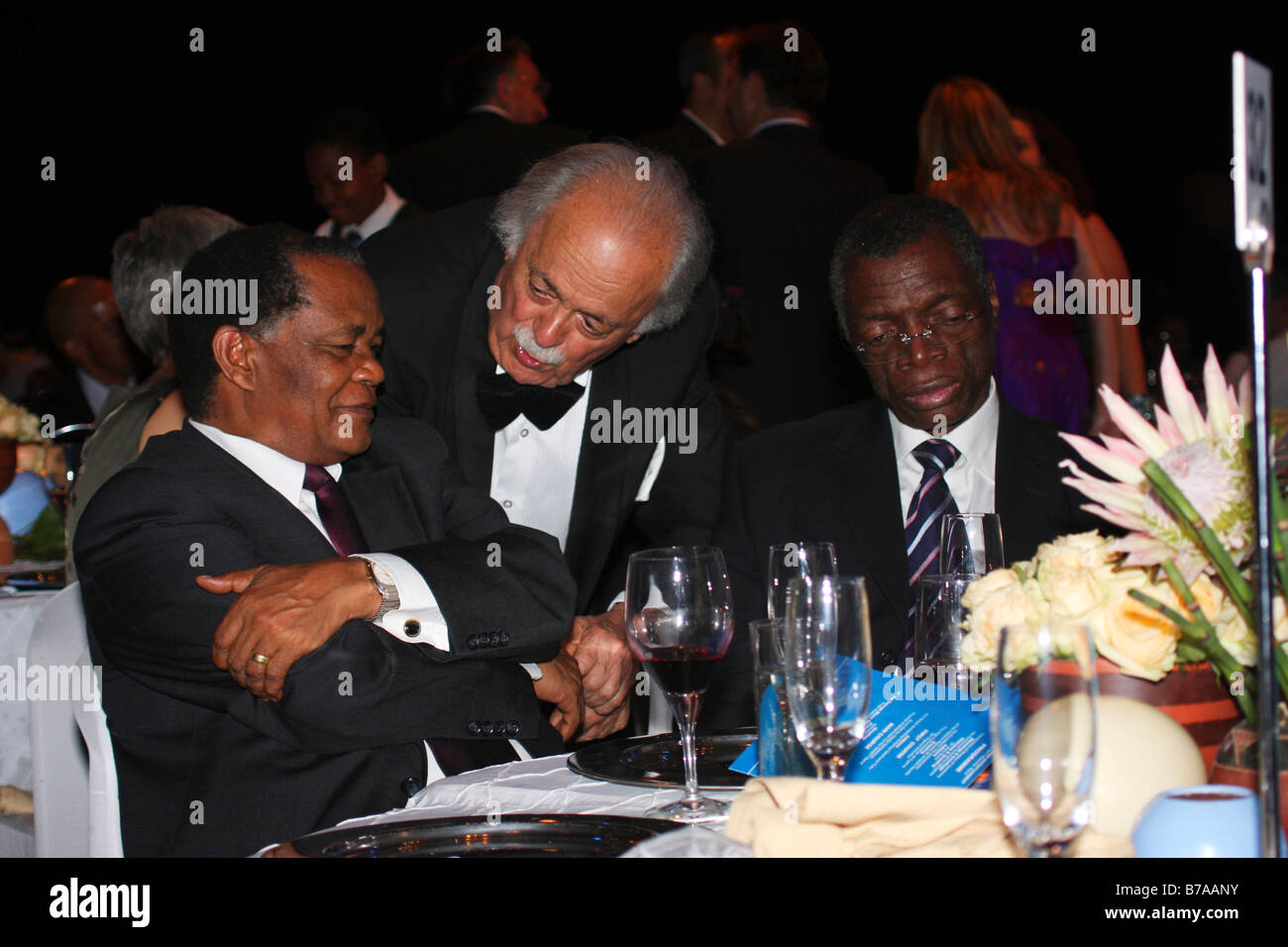 Advocate George Bizos speaking to unidentified guests at a fundraising function in Johannesburg (November 2008) Stock Photo