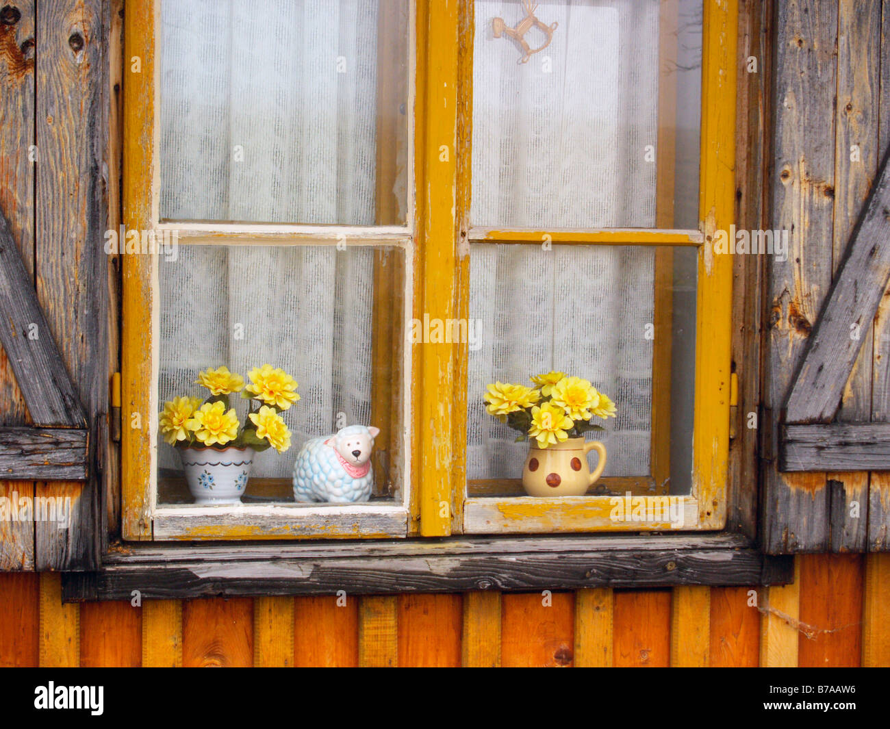 Chalet window with ornaments, bric á brac and flowers, Borova Lada, Bohemian Forest National Park, Sumava National Park, Bohemi Stock Photo