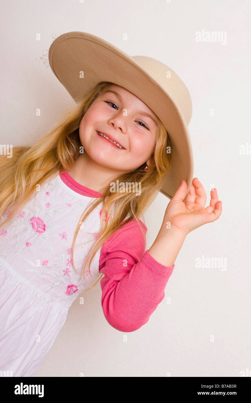 5 year old girl wearing a wide rimmed hat Stock Photo