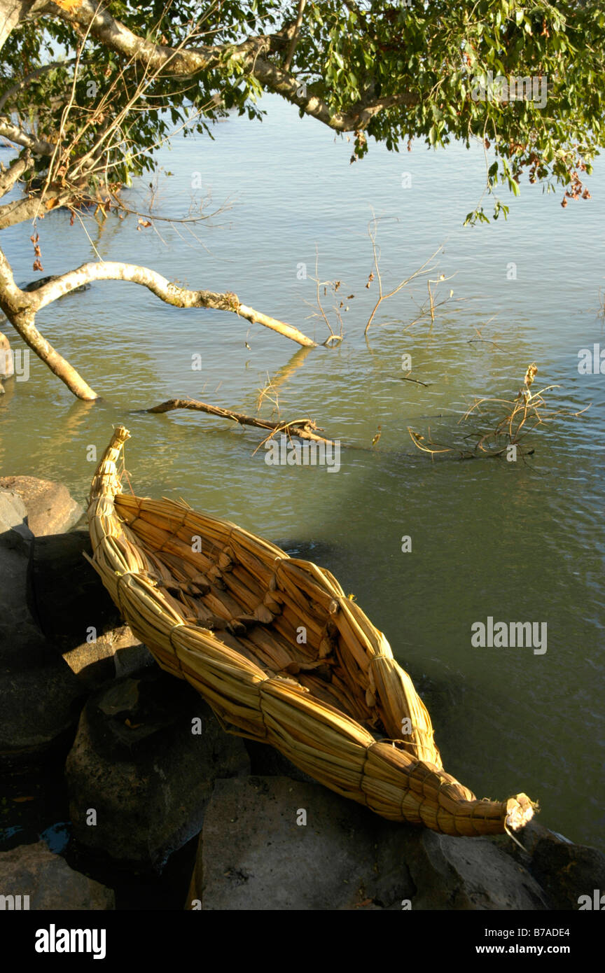 Papyrus boat (Cyperus papyrus), on the shore, Tana See near Bahir Dar, Ethiopia, Africa Stock Photo