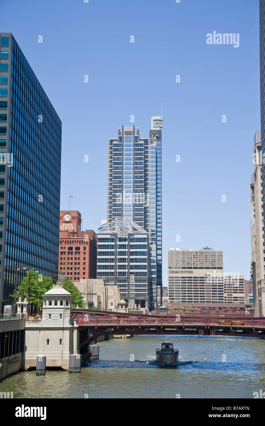 Chicago shoreline boat hi-res stock photography and images - Alamy