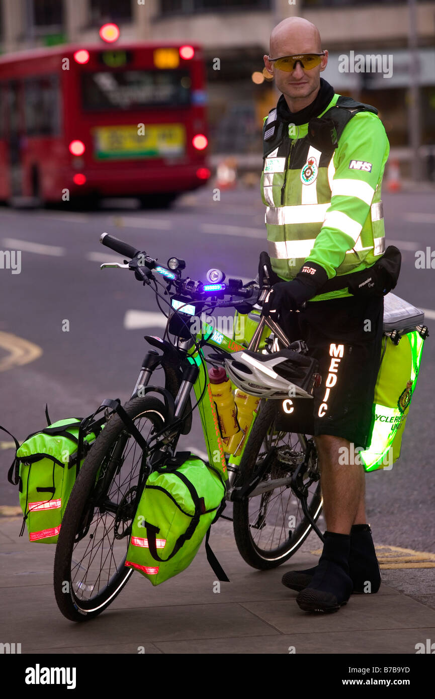 London Ambulance cycle paramedic Stock Photo