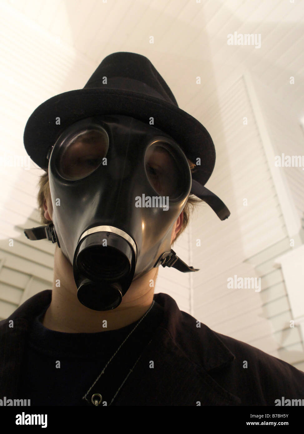 Boy wearing gas mask hi-res stock photography and images - Alamy