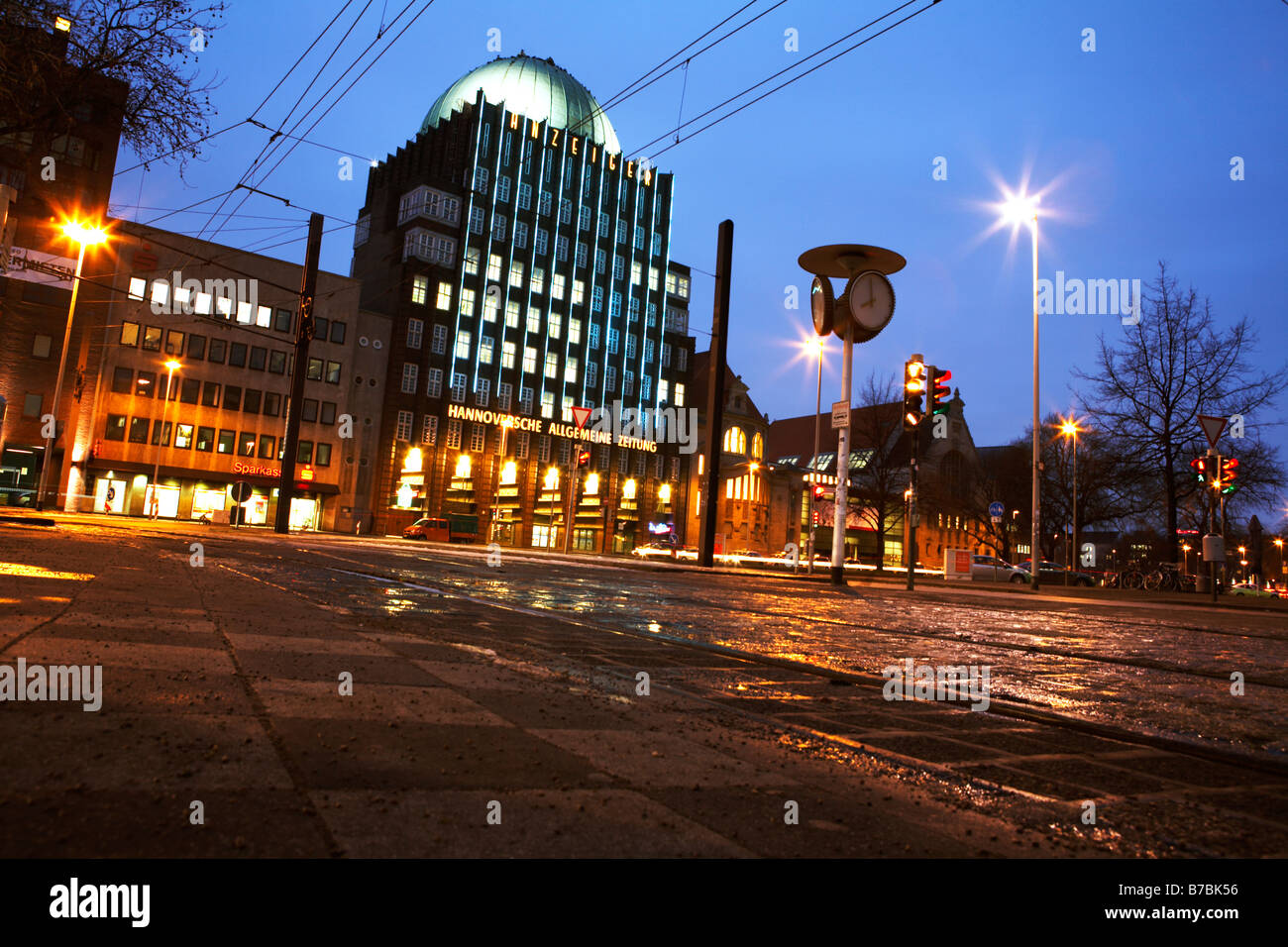 Anzeiger Hochhaus Building and tram station Steintor in Hanover at night. Stock Photo