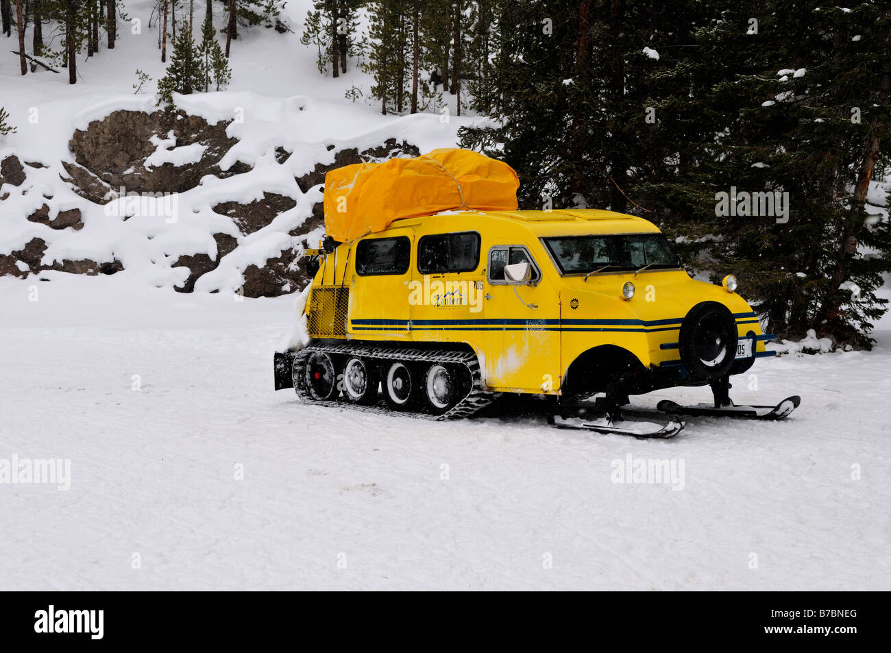 Snowcoach in yellowstone national park hires stock photography and
