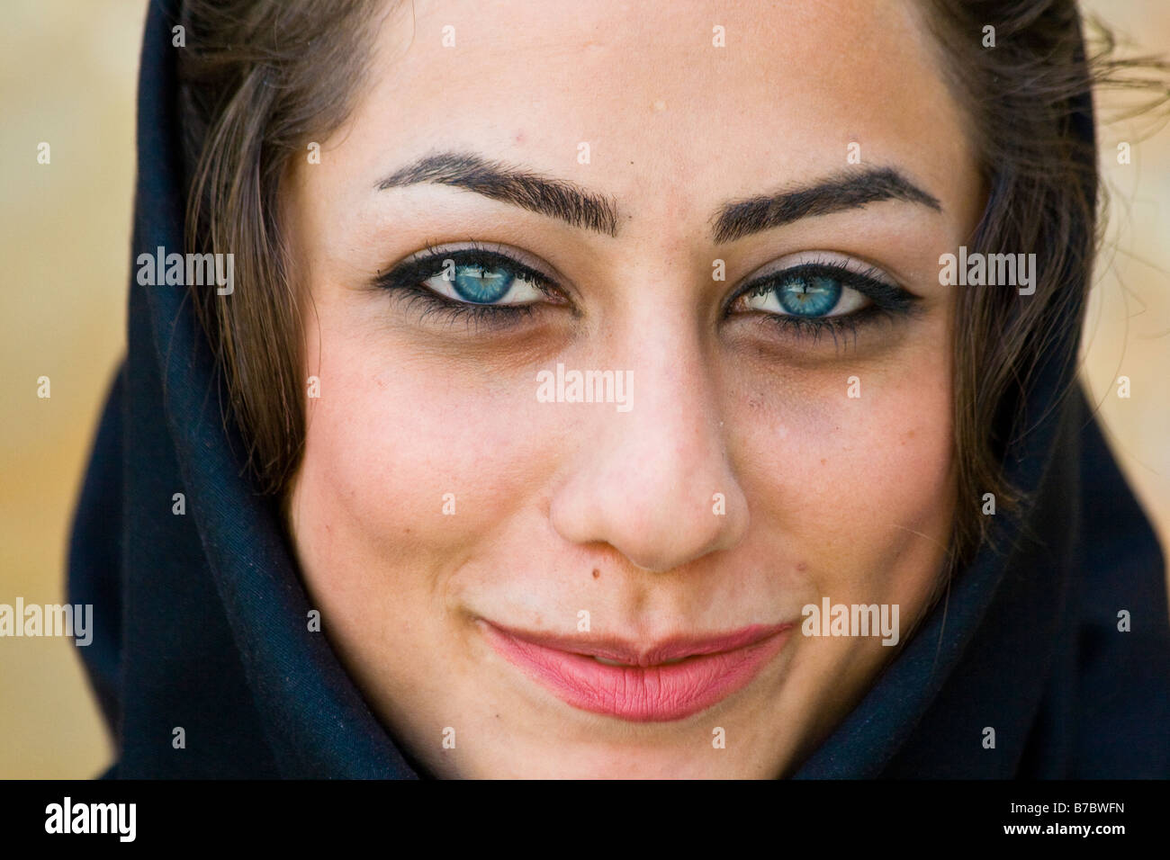 [Menace terroriste] - Page 25 Young-iranian-woman-in-esfahan-iran-B7BWFN