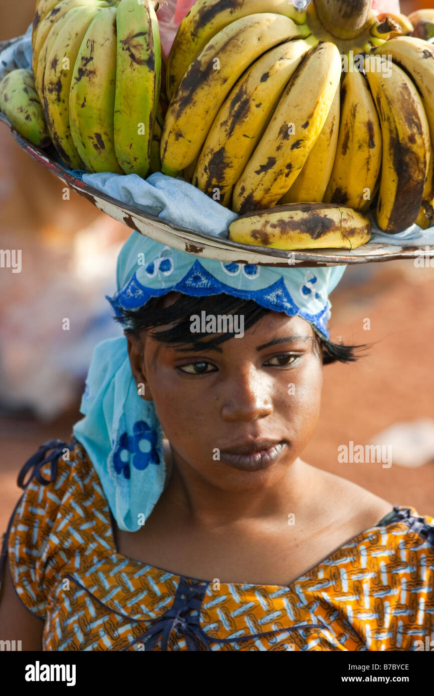 young-woman-carrying-bananas-to-sell-on-her-head-in-bamako-mali-B7BYCE.jpg