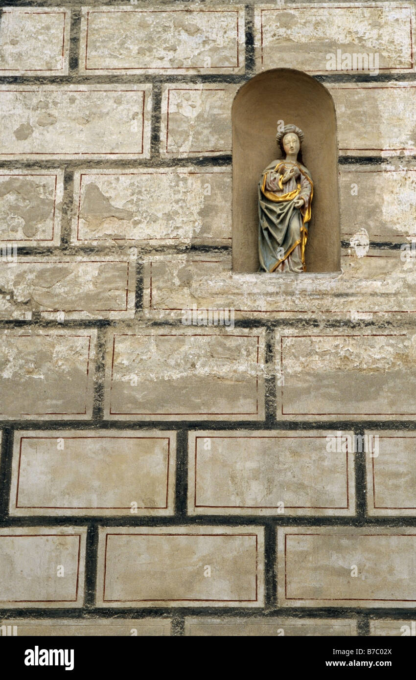 A small icon of Mary placed in an alcove on the exterior wall of a building in Stein, Krems an der Donau, Austria Stock Photo