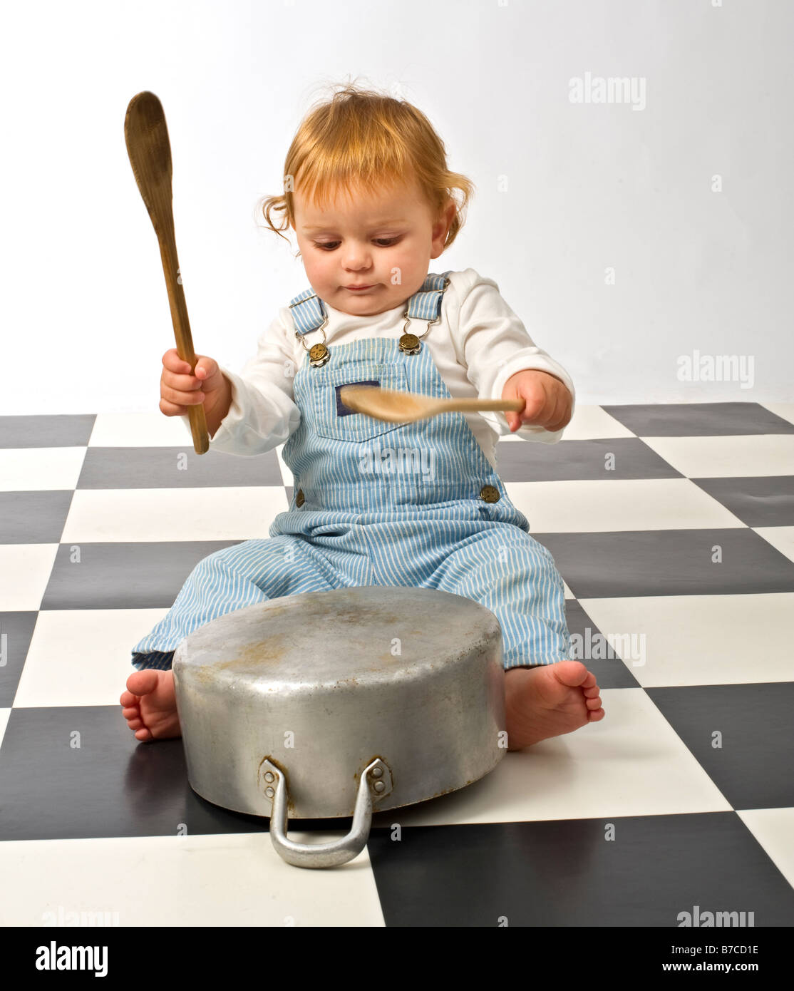 https://c8.alamy.com/comp/B7CD1E/little-boy-druming-playing-with-pots-B7CD1E.jpg