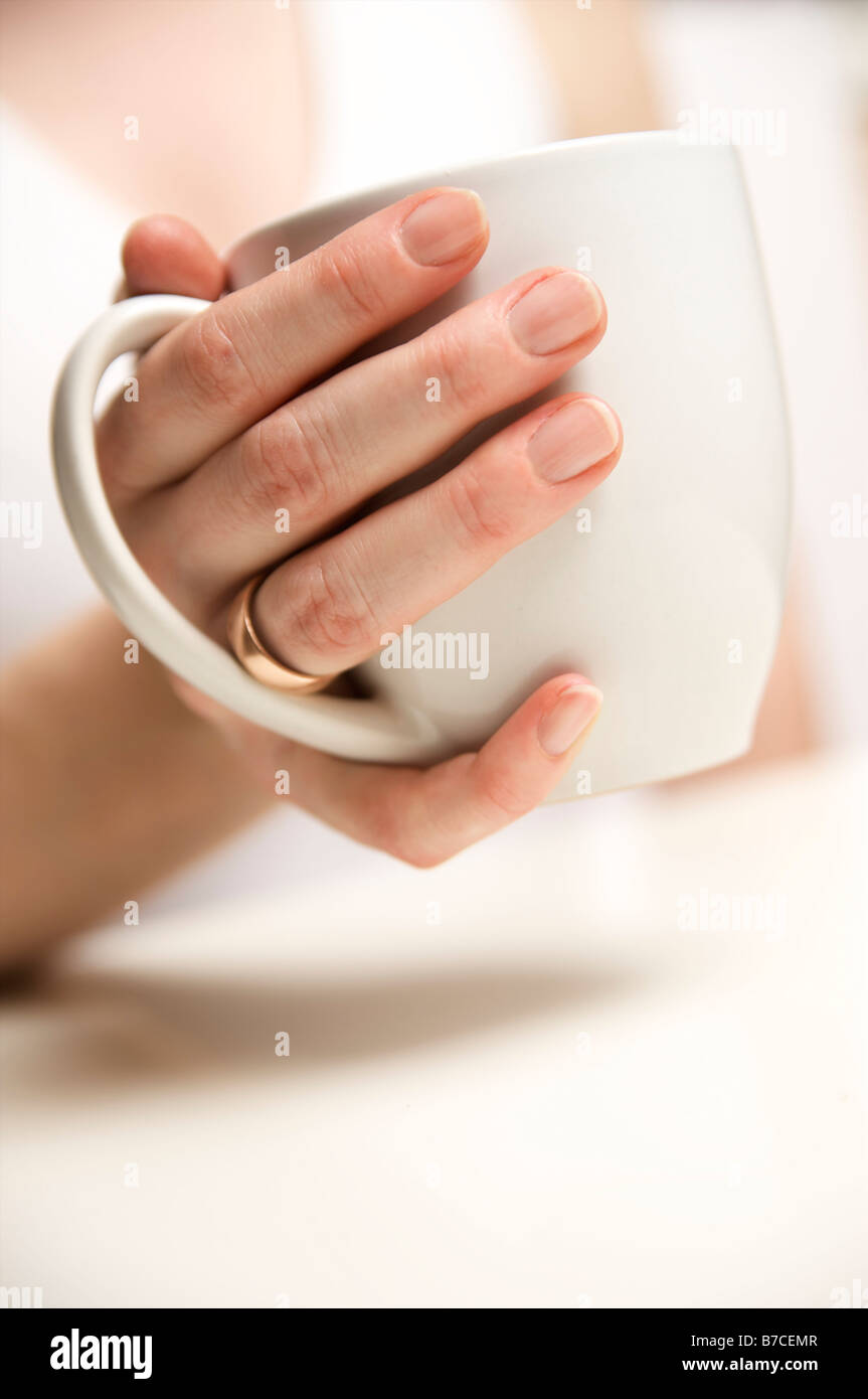 Hand holding soft drink hires stock photography and images Alamy