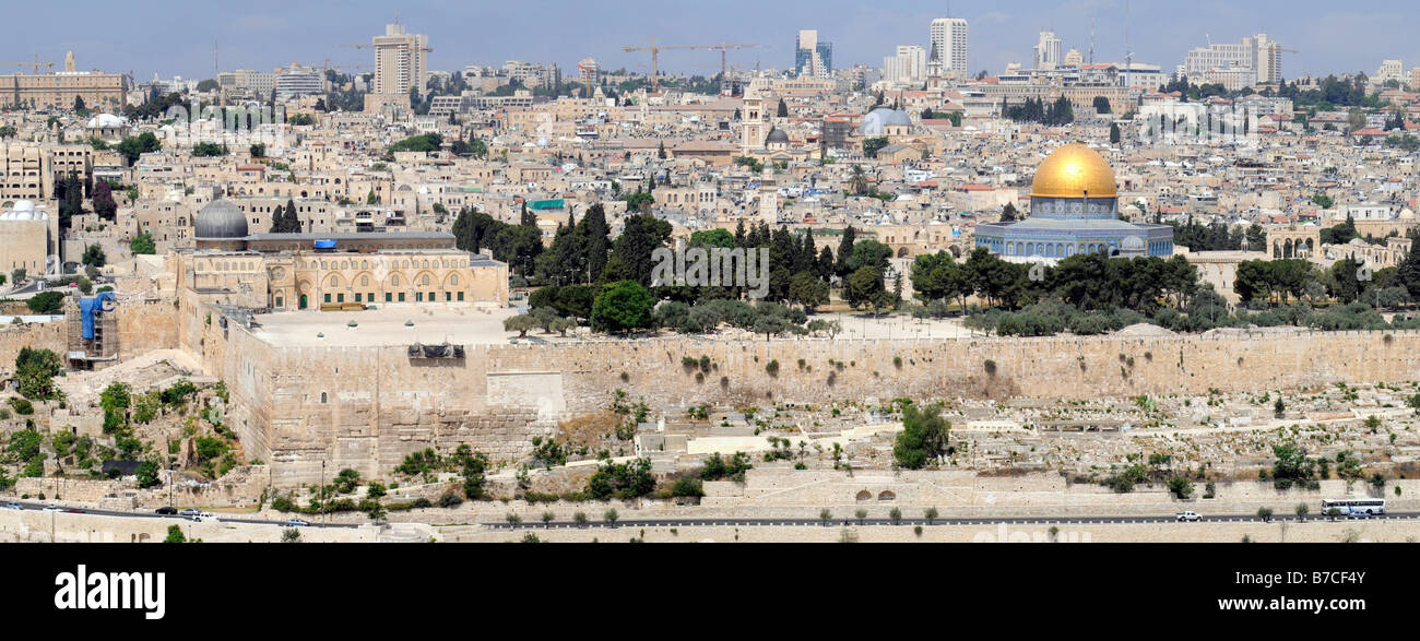 Panorama of the Temple mount from the Mount of Olives, including Al Aqsa mosque and the golden Dome of the Rock, in Jerusalem Stock Photo