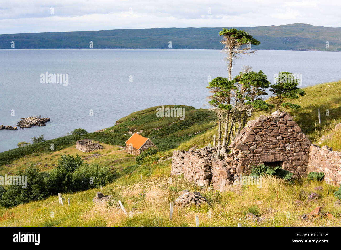 A ruined cottage on the banks of Loch Torridon, near Fearnbeg, Wester Ross, Highland, Scotland Stock Photo