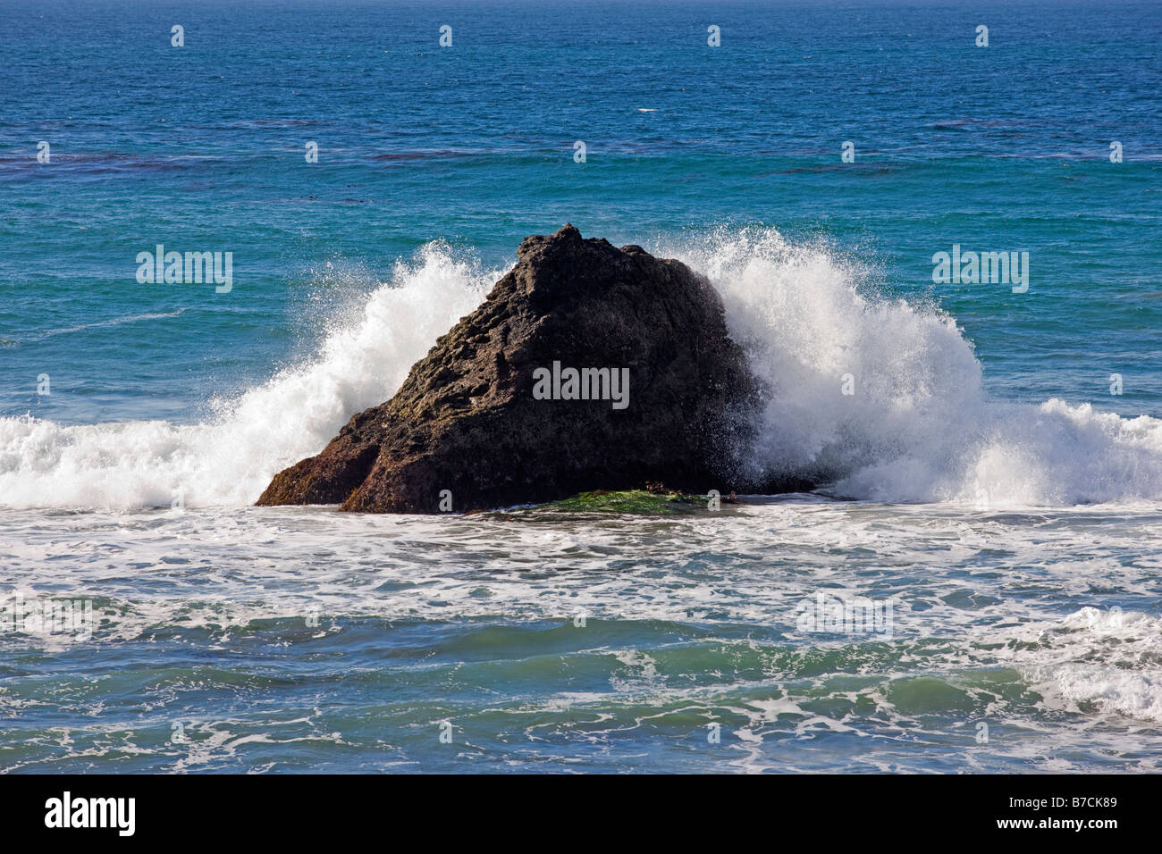 Waves crashing on rocks along the Pacific Ocean near Gorda, north of San Simeon, California, USA.  Silver Peak Wilderness. Stock Photo
