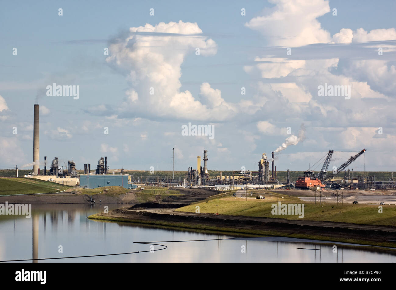A view of the Syncrude upgrader and one of the facility s tailings ponds just north of Fort McMurray Alberta Canada Stock Photo