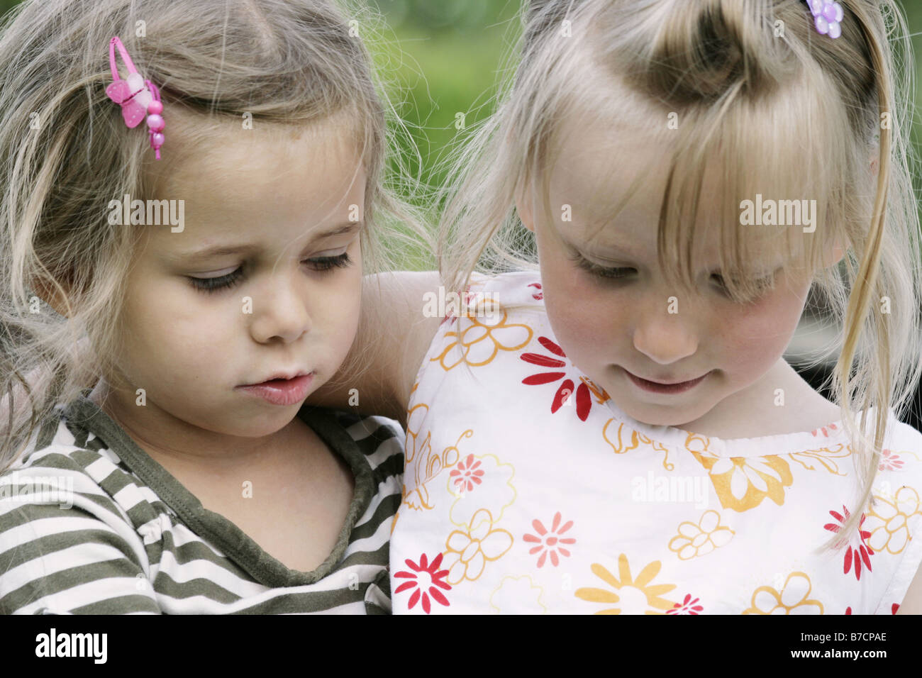 детские игрушки для раннего возраста ребенка. дети дошкольники. дети раннего дошкольного возраста. дети раннего возраста. ранний детский возраст.